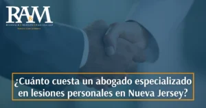 Dos personas se dan la mano delante del logotipo de Rebenack, Aronow & Mascolo, LLP, junto al texto «¿Cuánto cuesta un abogado especializado en lesiones personales en Nueva Jersey?».